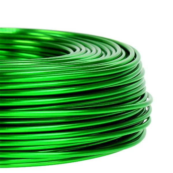 Grüner Basteldraht aus Aluminium, aufgewickelt als Spule.