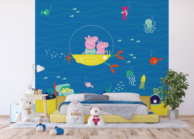 Dekoriertes Kinderzimmer mit Peppa Pig Unterwasserwelt Tapete, Bett und Spielzeug.