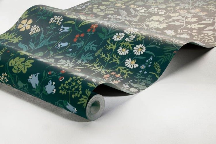 Tapetenrolle mit Blumenmuster