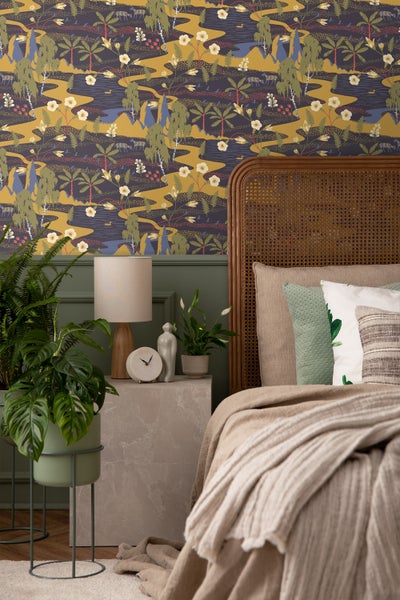 Dekoriertes Schlafzimmer mit gemusterter Tapete, Nachttisch und Pflanzen