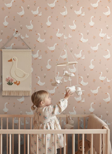 Kinderzimmer mit Tapete mit Gänsemotiv, Mobile über dem Kinderbett und Wandbehang mit Gans