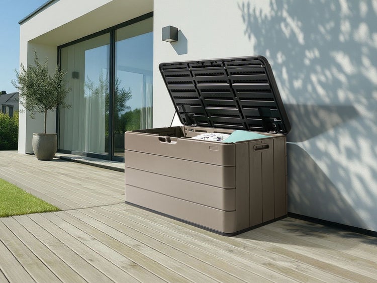 Geöffnete Gartenbox aus Kunststoff auf einer Terrasse
