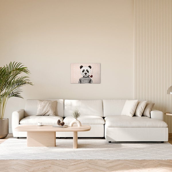 Wohnzimmer mit Sofa, Tisch und Wandbild mit einem Panda der eine Pfeife raucht