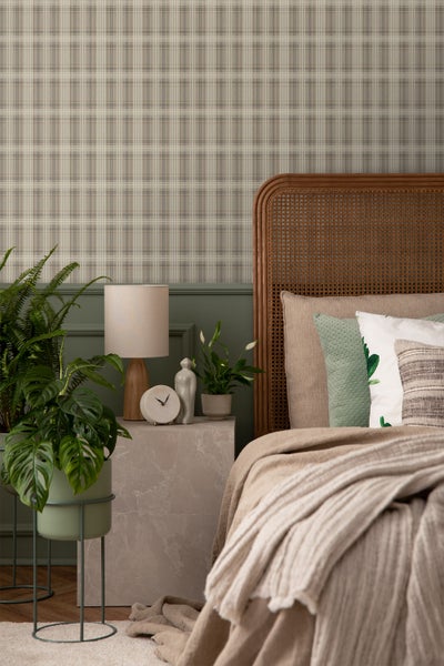 Szene mit Sofa, Kissen, Hocker, Tisch und Teppich