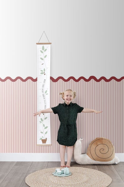 Kinderzimmer mit Kind, Wachstumsmesslatte und Schneckenkissen