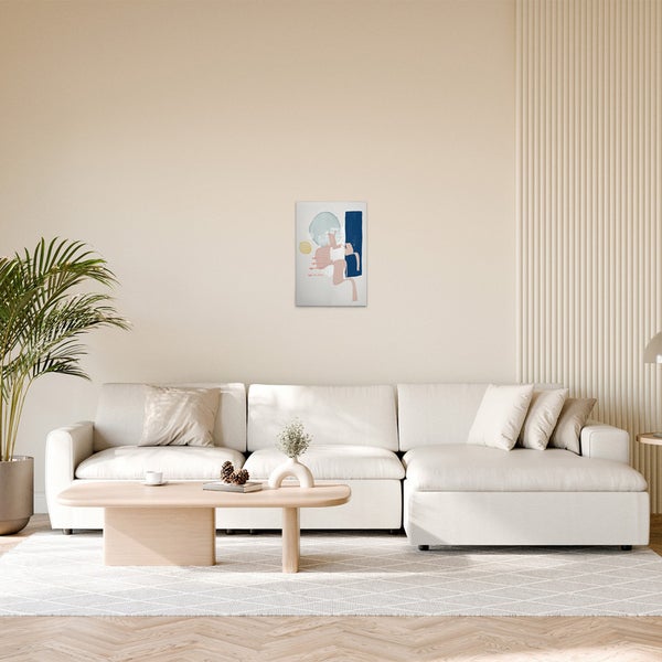 Wohnzimmer mit Sofa, Couchtisch und einem abstrakten Gemälde an der Wand