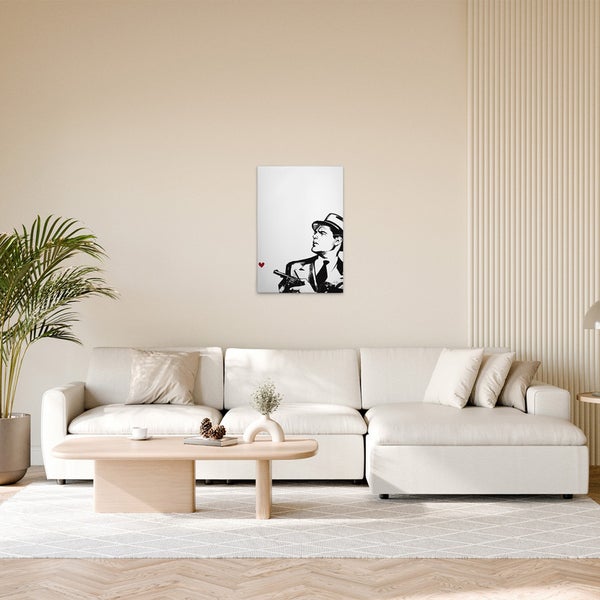 Wohnzimmer mit einem Sofa und einem Wandbild mit einem Mann mit Hut und Pistole