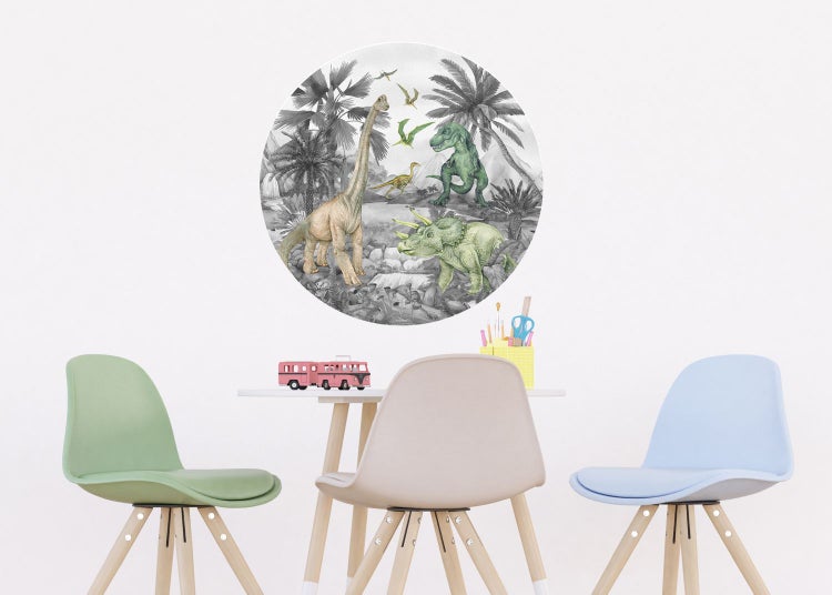 Wandaufkleber mit Dinosaurier Motiv über einem Kindertisch mit Stühlen
