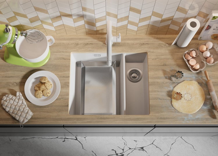 Küchenszene mit Spüle, Armatur, Teig und Backzutaten für die Zubereitung von Keksen