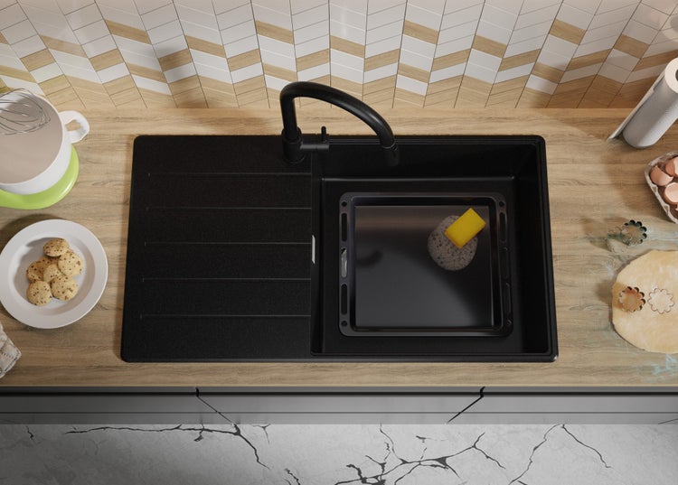 Küchenszene mit Spüle, Armatur, Backblech und Küchenutensilien auf einer Arbeitsplatte