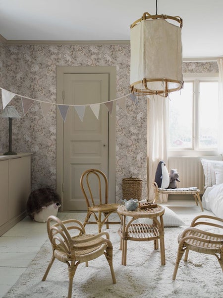 Tapete mit Blumen-, Hasen-, Eichhörnchen- und Vogelmuster