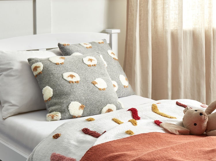 Abmessungen eines Kissens: 60 cm breit, 40 cm hoch, 12 cm tief