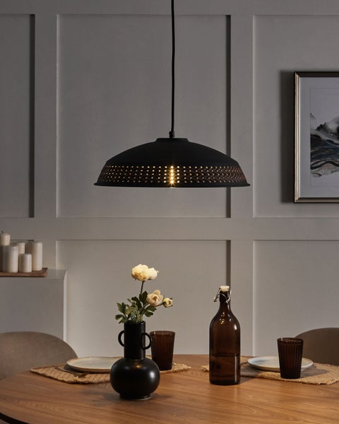 Hängelampe mit dekorativen Ausschnitten