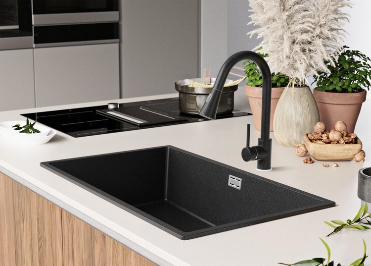 Küchenszene mit schwarzem Spülbecken und Armatur auf einer hellen Arbeitsplatte