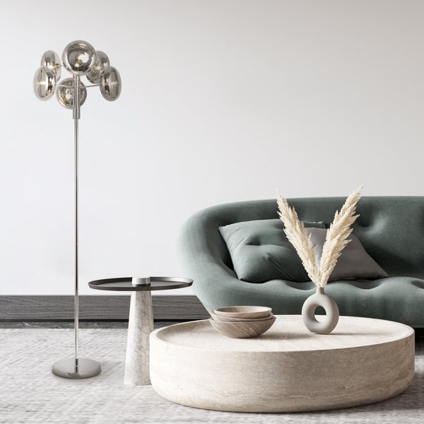 Szene mit Stehleuchte, Sofa und Couchtisch