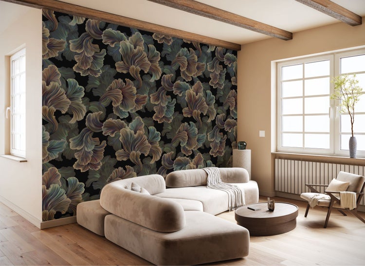 Wohnzimmer mit gemusterter Tapete, Sofa und Holzbalken