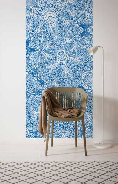 Dekoriertes Zimmer mit blauer Mustertapete, Stuhl und Stehlampe