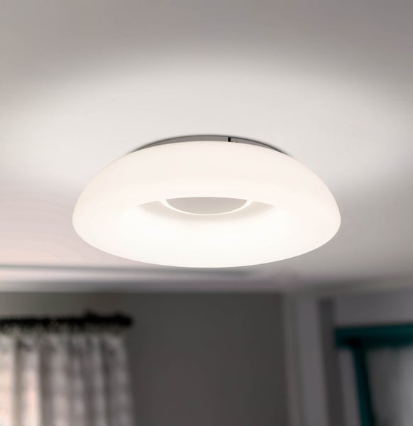 Weiße LED-Deckenleuchte in Donutform an der Decke montiert