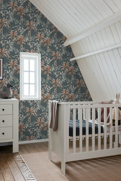 Geschmückter Weihnachtsbaum mit Weihnachtsstern, Kugeln und Anhängern