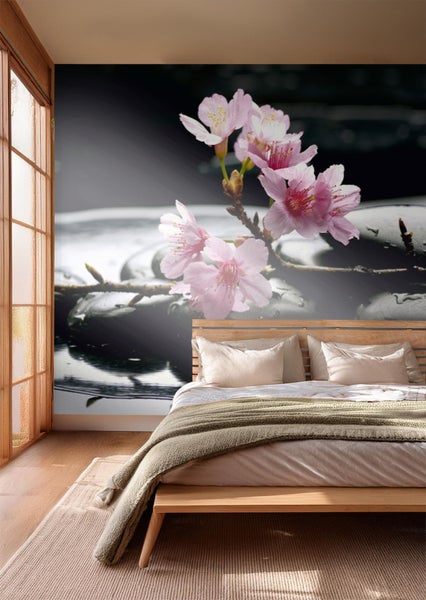 Schlafzimmer mit Fototapete mit rosa Kirschblüten und Steinen