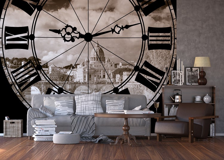 Wohnzimmer mit einer Tapete, die eine Uhr mit römischen Ziffern und einem Blick auf Rom darstellt.