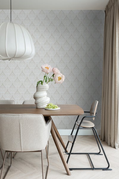 Esszimmer mit Esstisch, Stühlen, Tapete und Dekor