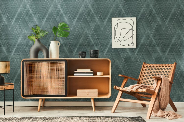 Kompakte Zwergkiefer im Gartenbeet