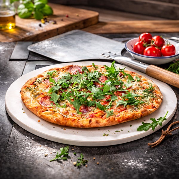 Pizza mit Rucola auf einem Pizzastein