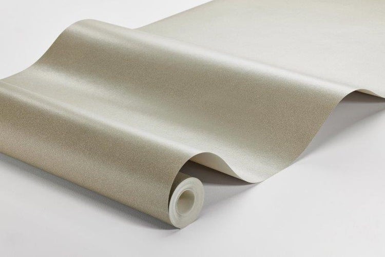 Wohnraum mit Pflanze, Lampe und Dekorationen an der Wand