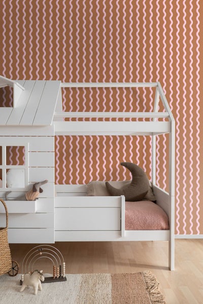 Kinderzimmer mit weißem Hausbett und gemusterter Tapete