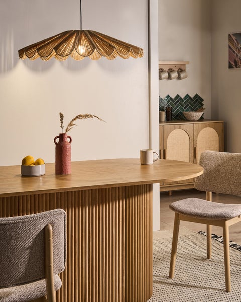 Essbereich mit Esstisch, Stühlen und Pendelleuchte in einem hellen Interieur.