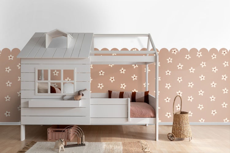 Kinderzimmer mit Hausbett, Textilien und Dekoration