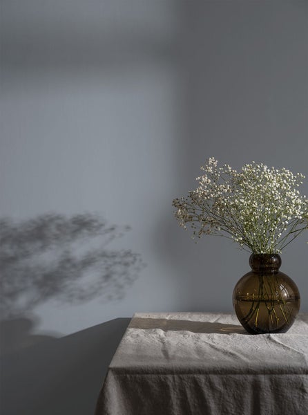 Freistehendes Holzregal mit drei Ebenen und Maßangaben