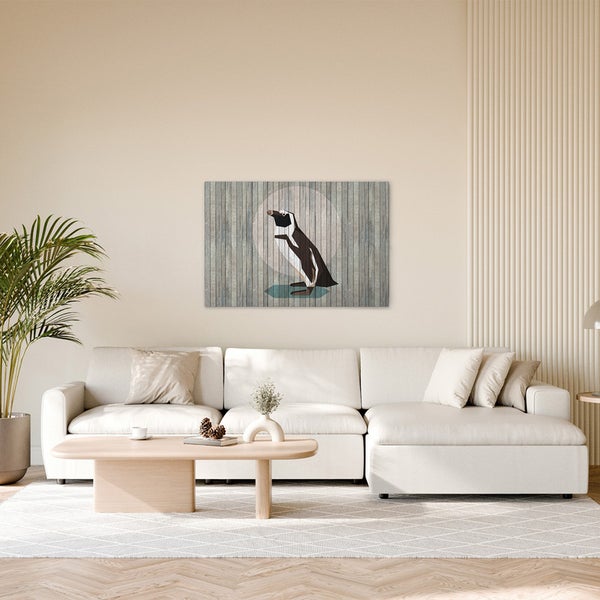 Wohnzimmer mit Sofa, Couchtisch und einem Gemälde eines Pinguins