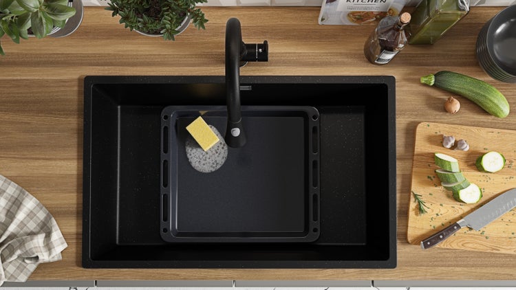 Draufsicht auf eine Küchenspüle mit Armatur, Spülbecken und Backblech.