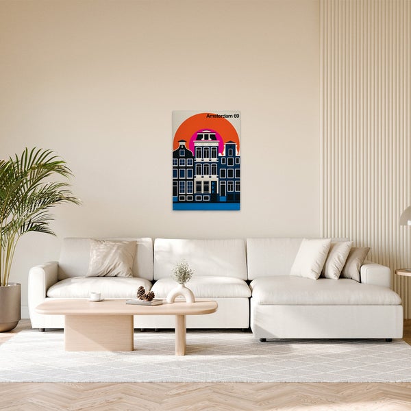 Wohnzimmer mit Sofa, Tisch und Wandbild Amsterdam