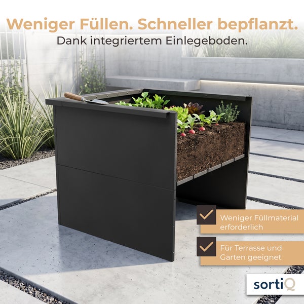 Schwarzes Metall-Hochbeet mit integriertem Einlegeboden für weniger Füllmaterial, bepflanzt mit Gemüse auf einer Terrasse. sortiq Logo.