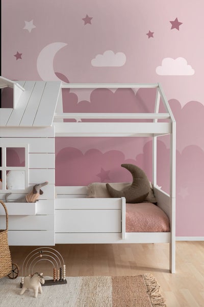 Kinderzimmer mit weißem Hausbett und rosa Wolken-Tapete