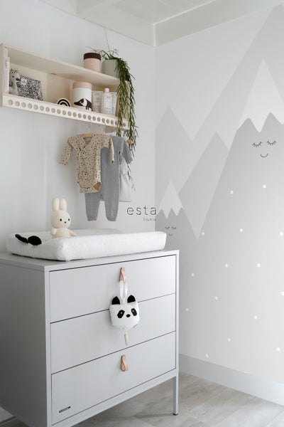 Helles Babyzimmer mit Wickelkommode, Regal und Wanddekoration