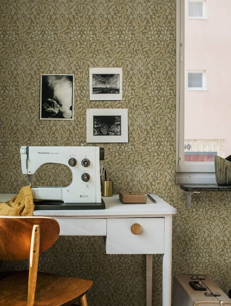 Grilltisch mit Rost und Holzlager