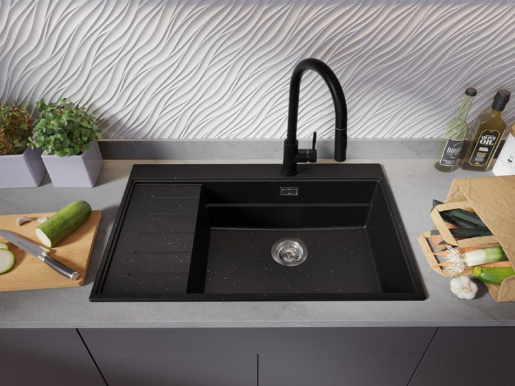 Küchenszene mit schwarzer Spüle, Armatur und Gemüse auf der Arbeitsfläche.