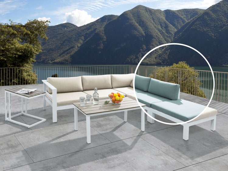 Gartenlounge-Set mit Tisch, Beistelltisch und Ecksofa auf einer Terrasse mit Blick auf die Berge.