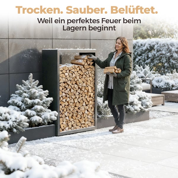 Frau lagert Brennholz in einem Holzregal im Garten