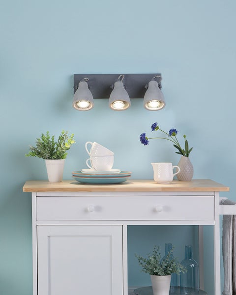 Dreiflammige Wandleuchte mit Betonschirm für Innenräume