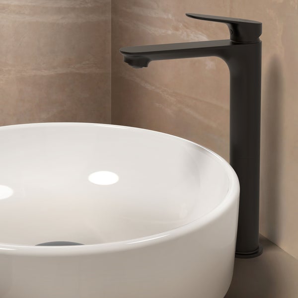 Moderne Waschtischarmatur mit erhöhtem Korpus und passender runder Aufsatzwaschbecken in einem Badezimmer.