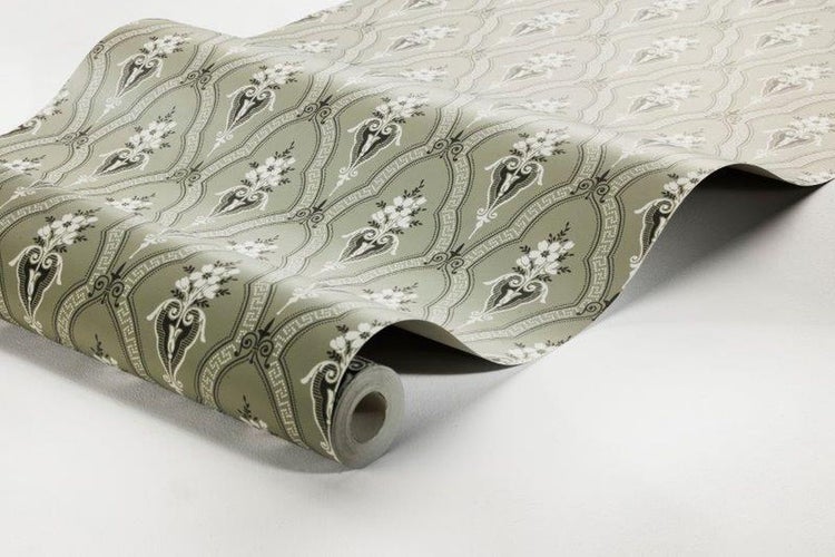 Helles Wohnzimmer mit Sofa, Sessel, Stehlampe, Zimmerpflanze und fünfteiligem Wandbild in Schwarz und Weiß.