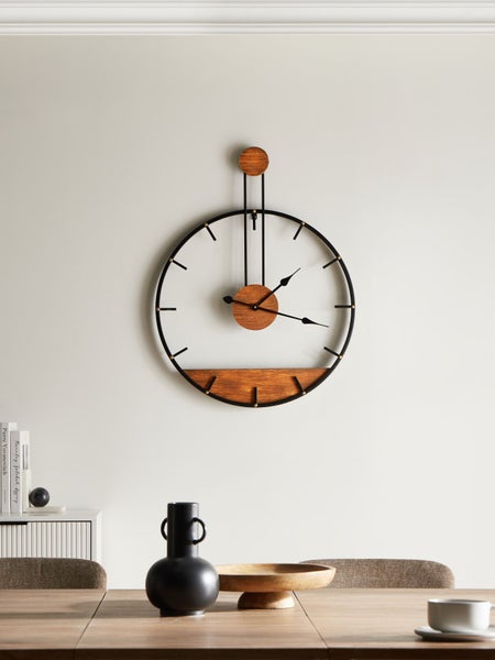 Wanduhr mit Holzdetails im Wohnzimmer