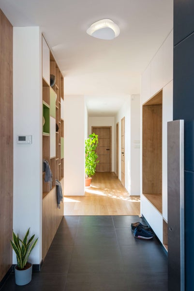 Flur mit Wandleuchte, Stuhl mit Leopardenmuster, Spiegel und Schuhen