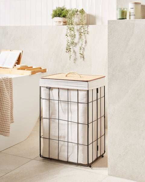 Rechteckiger Wäschekorb mit schwarzem Metallgestell, weißem Stoffeinsatz mit Karomuster und Bambusdeckel mit Kordelgriff.