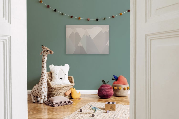 Einladendes Kinderzimmer mit Wandbild Bergmotiv, Spielzeugen wie Giraffe und Korb, naturfarbenem Teppich und grüner Wandgestaltung.